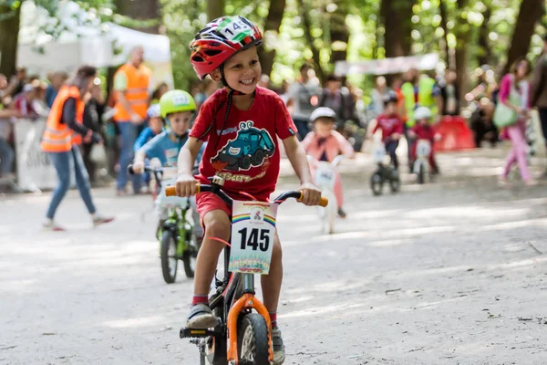 Młodych rowerzystów w konkurencji roweru — Zdjęcie stockowe