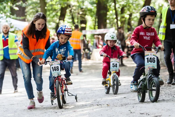 Młodych rowerzystów w konkurencji roweru — Zdjęcie stockowe