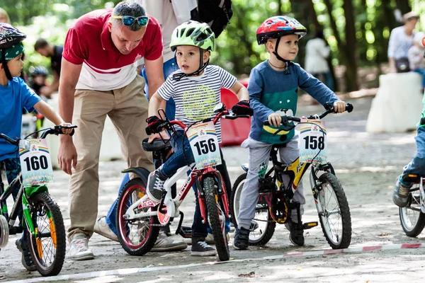 Młodych rowerzystów w konkurencji roweru — Zdjęcie stockowe