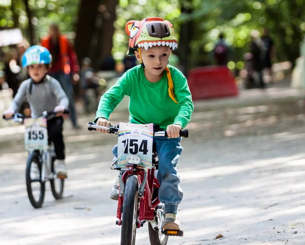 Fiatal motoros kerékpár verseny — Stock Fotó