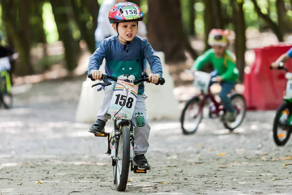 Jóvenes ciclistas en competición de bicicletas — Foto de Stock