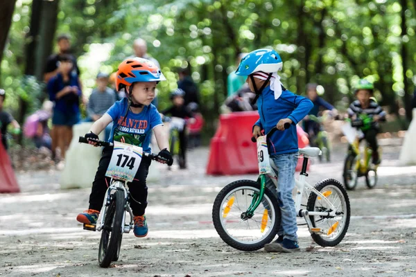 Młodych rowerzystów w konkurencji roweru — Zdjęcie stockowe