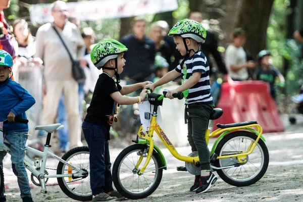 Jóvenes ciclistas en competición de bicicletas — Foto de Stock