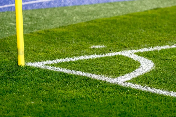 Voetbal veld witte lijn hoek schop. — Stockfoto