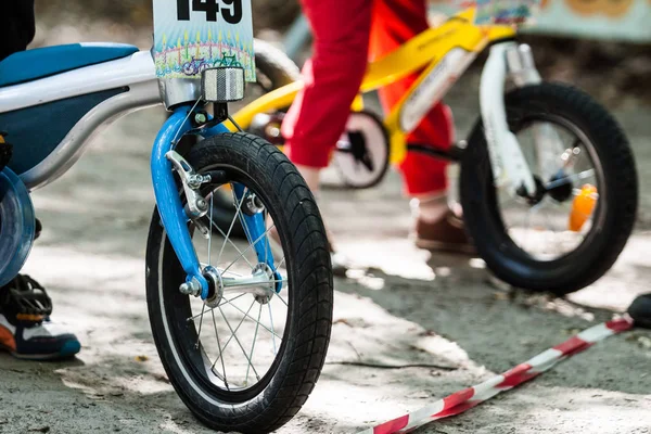 Blick auf niedlichen Jungen auf seinem Fahrrad. — Stockfoto