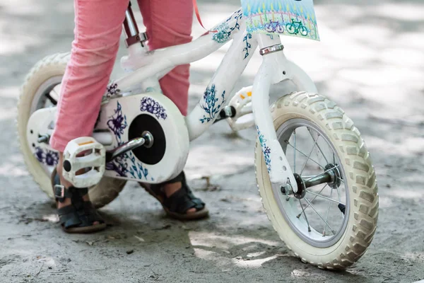 Nézd a aranyos lány lovagolt vele kerékpár. — Stock Fotó