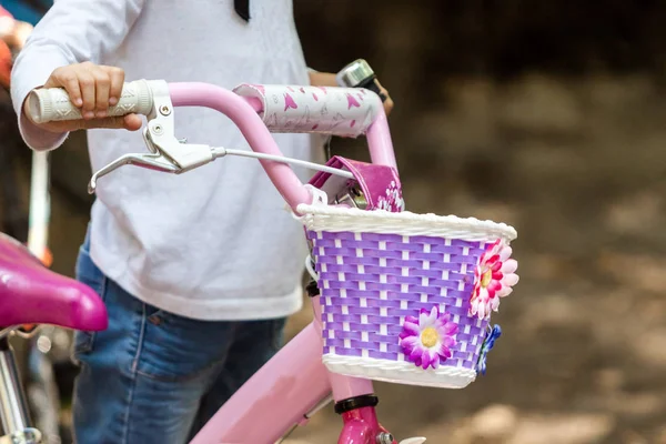 Vista sobre menina bonito montando sua bicicleta . — Fotografia de Stock