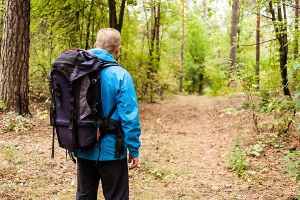 Hiker med ryggsäck promenader i skogen höst. — Stockfoto