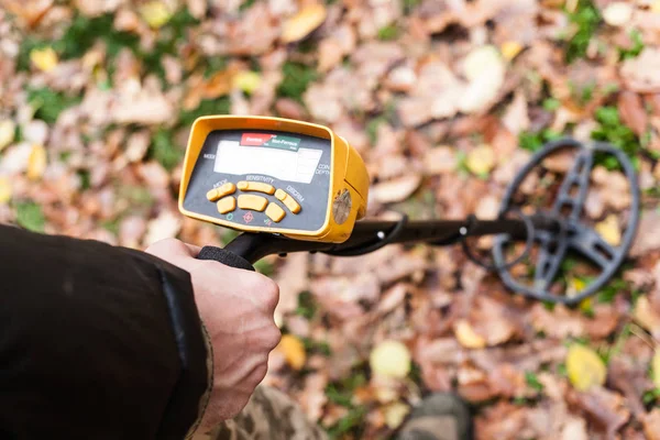 Man met metaal detector — Stockfoto