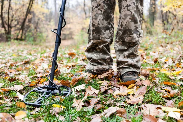 Uomo con metal detector — Foto Stock