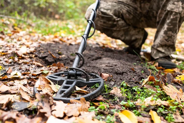 Uomo con metal detector — Foto Stock