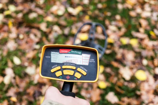 Man met metaal detector — Stockfoto