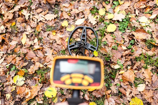 Man with metal detector — Stock Photo, Image