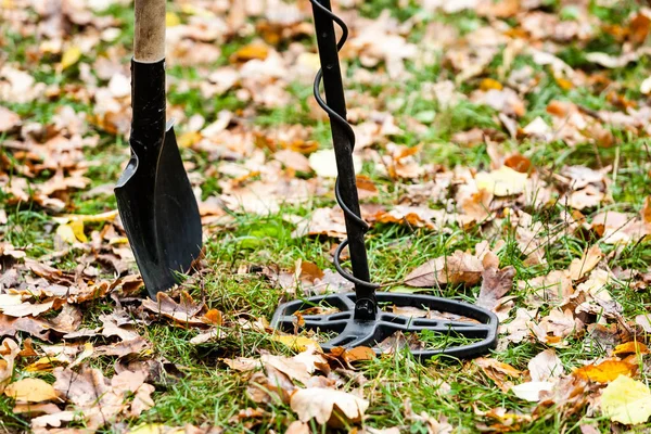 Man met metaaldetector en shovel. — Stockfoto