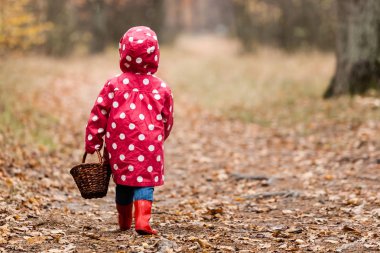 Bezelye ormanda yürüyüş ve fo seyir ceket küçük kız