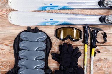 Kayak aksesuarları havai görünümü rustik ahşap masanın üzerine yerleştirilen.