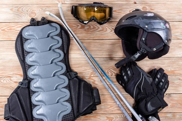 Bovenaanzicht van ski accessoires geplaatst op rustieke houten tafel. — Stockfoto