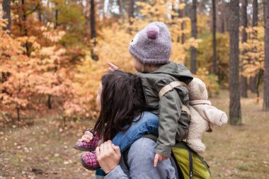 Küçük kız anne ile doğa keşfetmek.