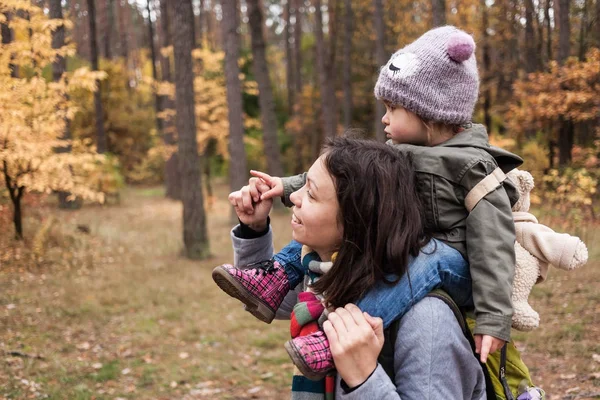 Petite fille explorant la nature avec sa mère . — Photo