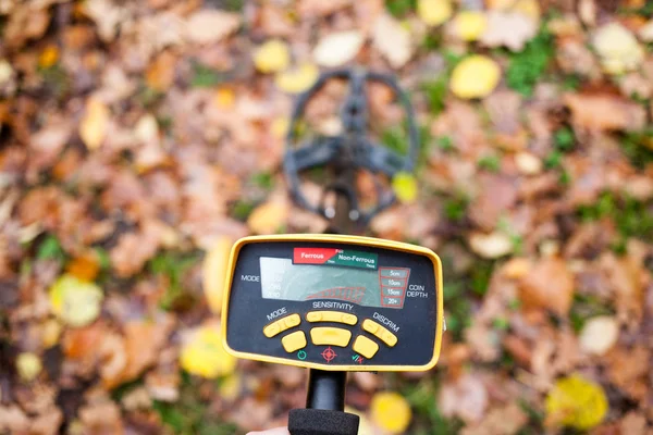 Uomo con metal detector — Foto Stock