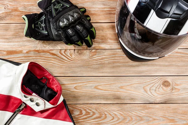 Vista de los accesorios de motociclista colocados en la pestaña de madera rústica — Foto de Stock