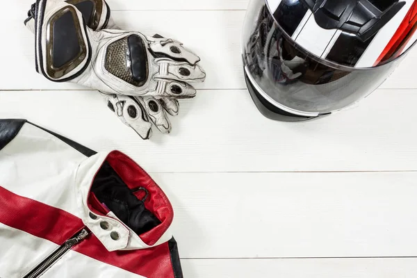 Weergave van motorfiets rider accessoires geplaatst op witte houten tabl — Stockfoto
