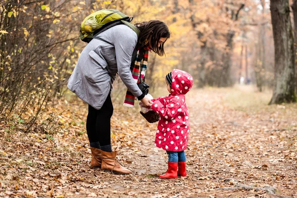 Kleines Mädchen erkundet mit Mutter die Natur. — Stockfoto