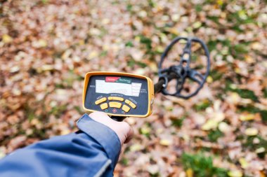 metal dedektörü ile adam