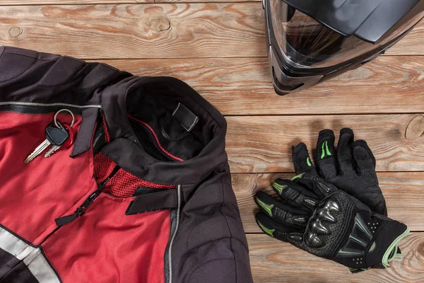 Vue des accessoires de moto placés sur une languette en bois rustique — Photo