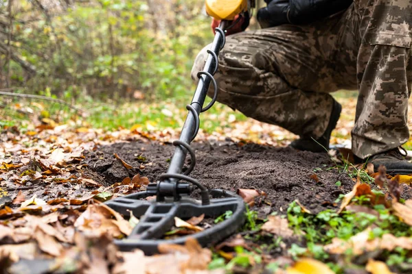 Uomo con metal detector — Foto Stock