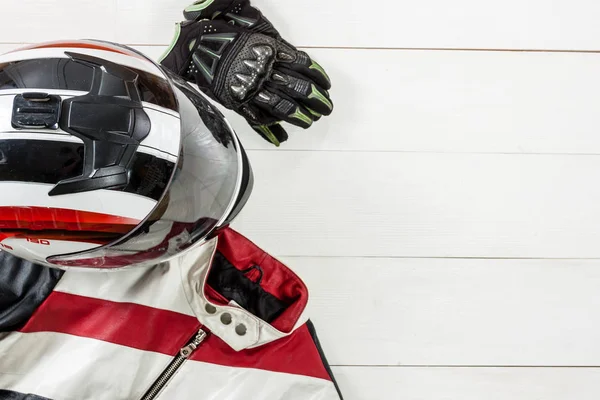 Vue des accessoires de moto placés sur une table en bois blanc — Photo