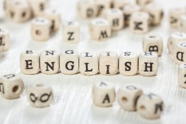 Ahşap blok üzerinde yazılı İngilizce sözcük.