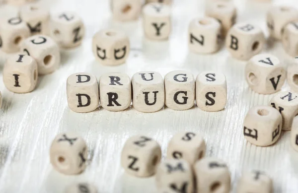 Palabra de drogas escrita en bloque de madera . —  Fotos de Stock