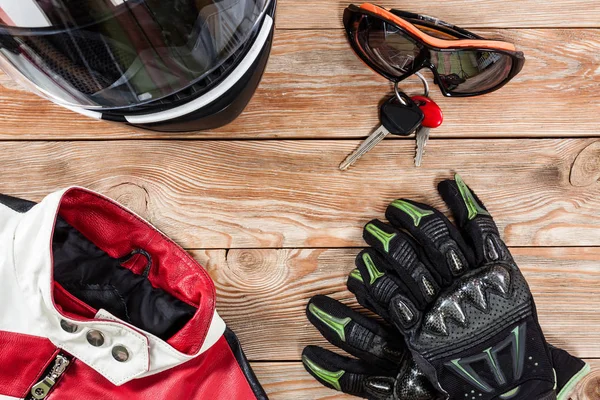 Vista de los accesorios de motociclista colocados en la pestaña de madera rústica — Foto de Stock