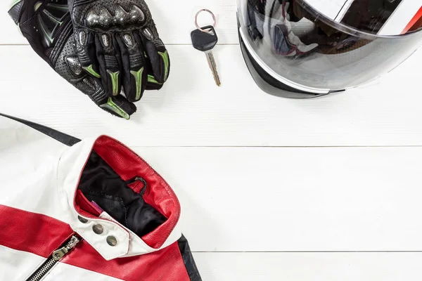 Vista de los accesorios de motociclista colocados en una mesa de madera blanca —  Fotos de Stock