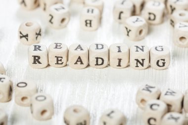 Ahşap blok üzerinde yazılı kelime okuma.