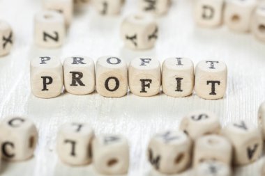 Ahşap blok üzerinde yazılı kar kelime.