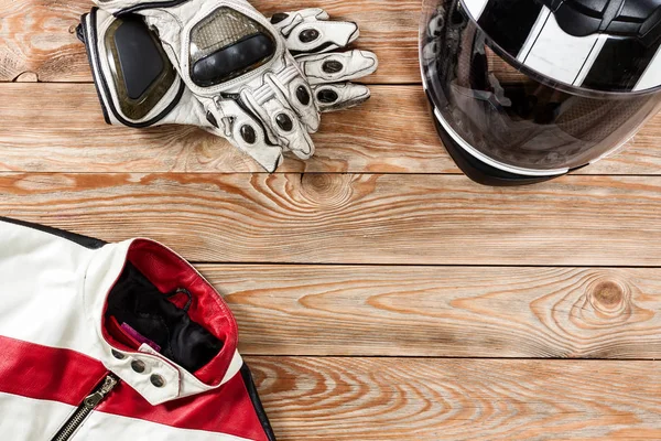 Vista de los accesorios de motociclista colocados en la pestaña de madera rústica — Foto de Stock