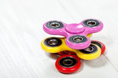 İplikçiler ahşap masa üzerinde grup