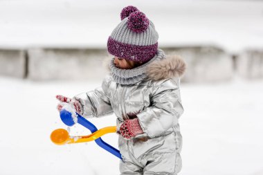 Küçük kız kışın eğleniyor..