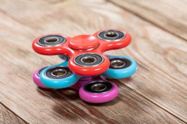 İplikçiler ahşap masa üzerinde grup