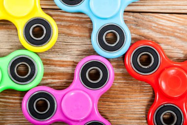 İplikçiler ahşap masa üzerinde grup