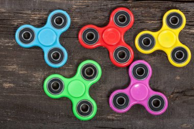 İplikçiler ahşap masa üzerinde grup