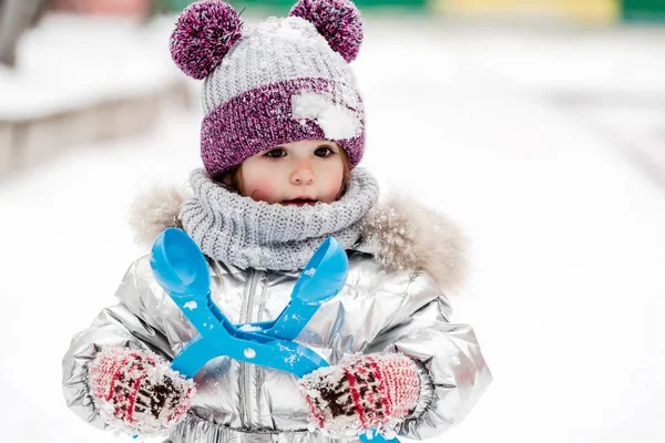 Liten flicka som har kul på vintern. — Stockfoto