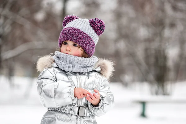Klein meisje heeft plezier in de winter. — Stockfoto