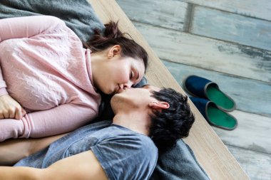 Güzel genç çift evde