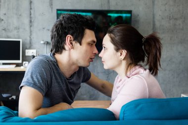 Güzel genç çift evde