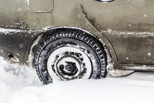 Bil täckt med nysnö. — Stockfoto