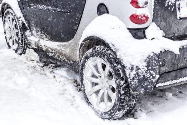 Bil täckt med nysnö. — Stockfoto