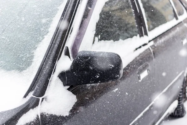 Αυτοκίνητο καλυμμένο με φρέσκο λευκό χιόνι. — Φωτογραφία Αρχείου